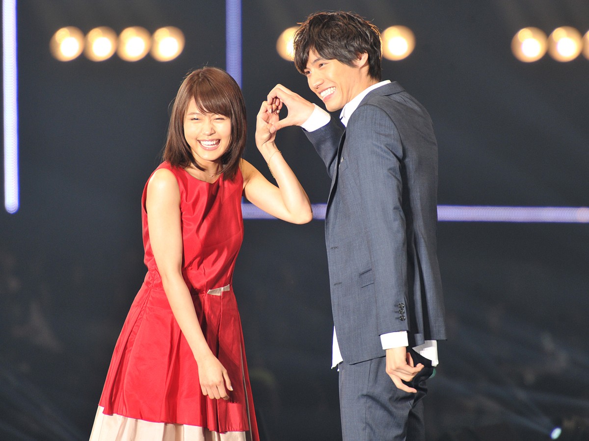 福士蒼汰＆有村架純、“ハート”ショットで照れ笑い　＜東京ガールズコレクション2015春夏＞