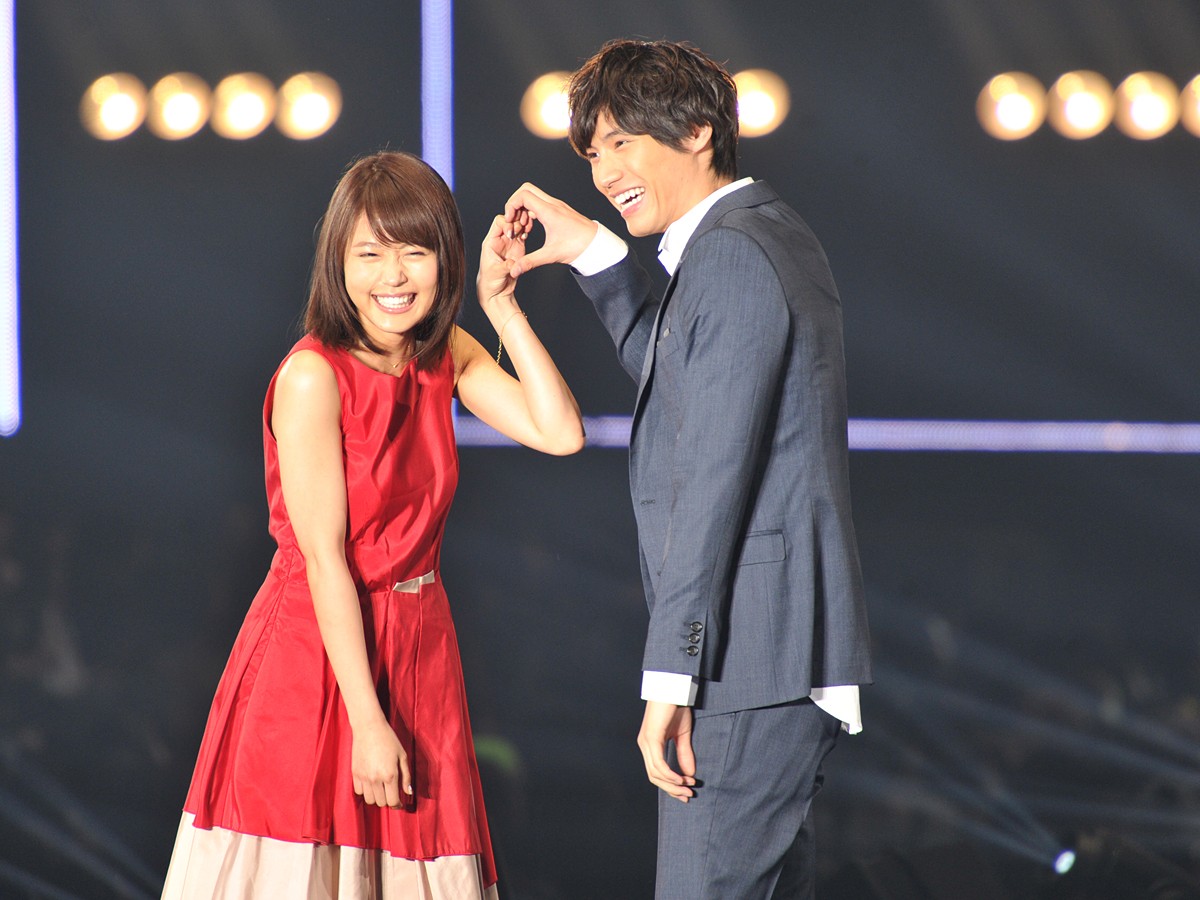 福士蒼汰＆有村架純、“ハート”ショットで照れ笑い　＜東京ガールズコレクション2015春夏＞