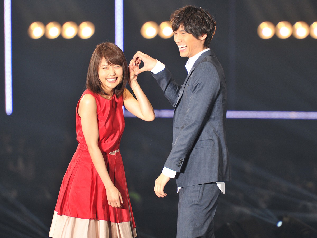 福士蒼汰＆有村架純、“ハート”ショットで照れ笑い　＜東京ガールズコレクション2015春夏＞