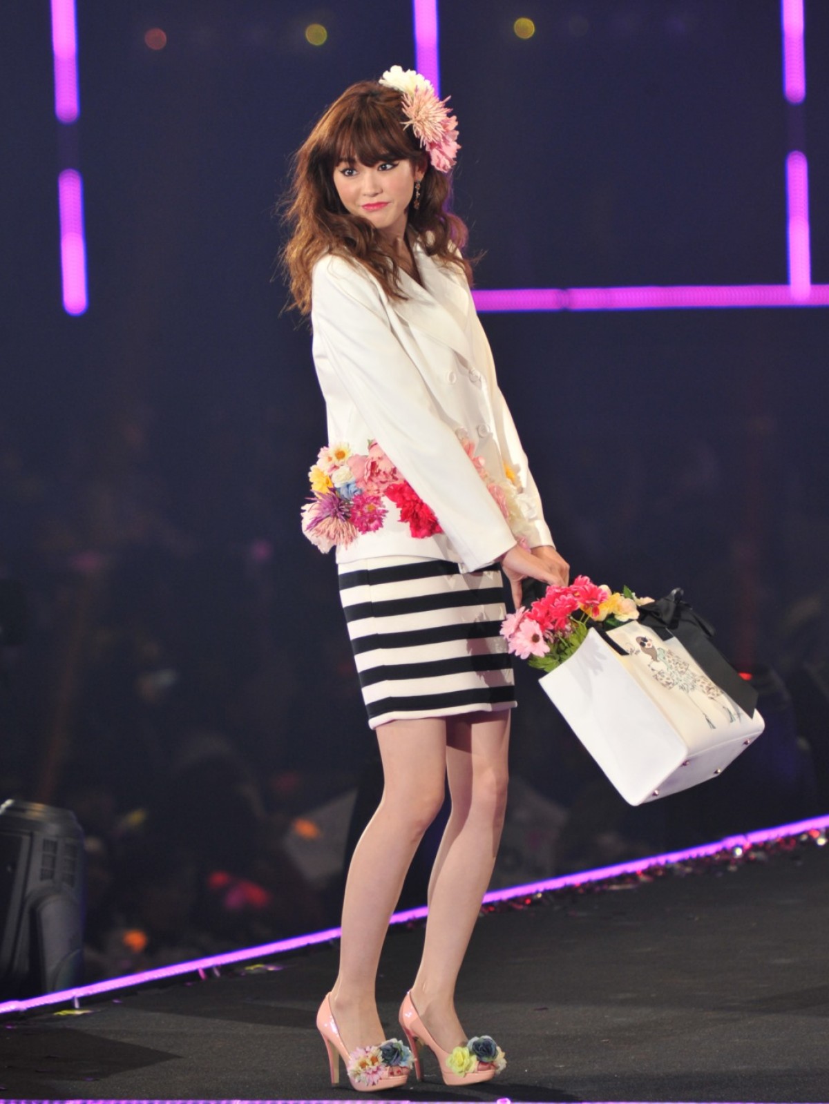 ローラ、デニムワンピ＆白サンダルで夏を演出　＜東京ガールズコレクション2015春夏＞