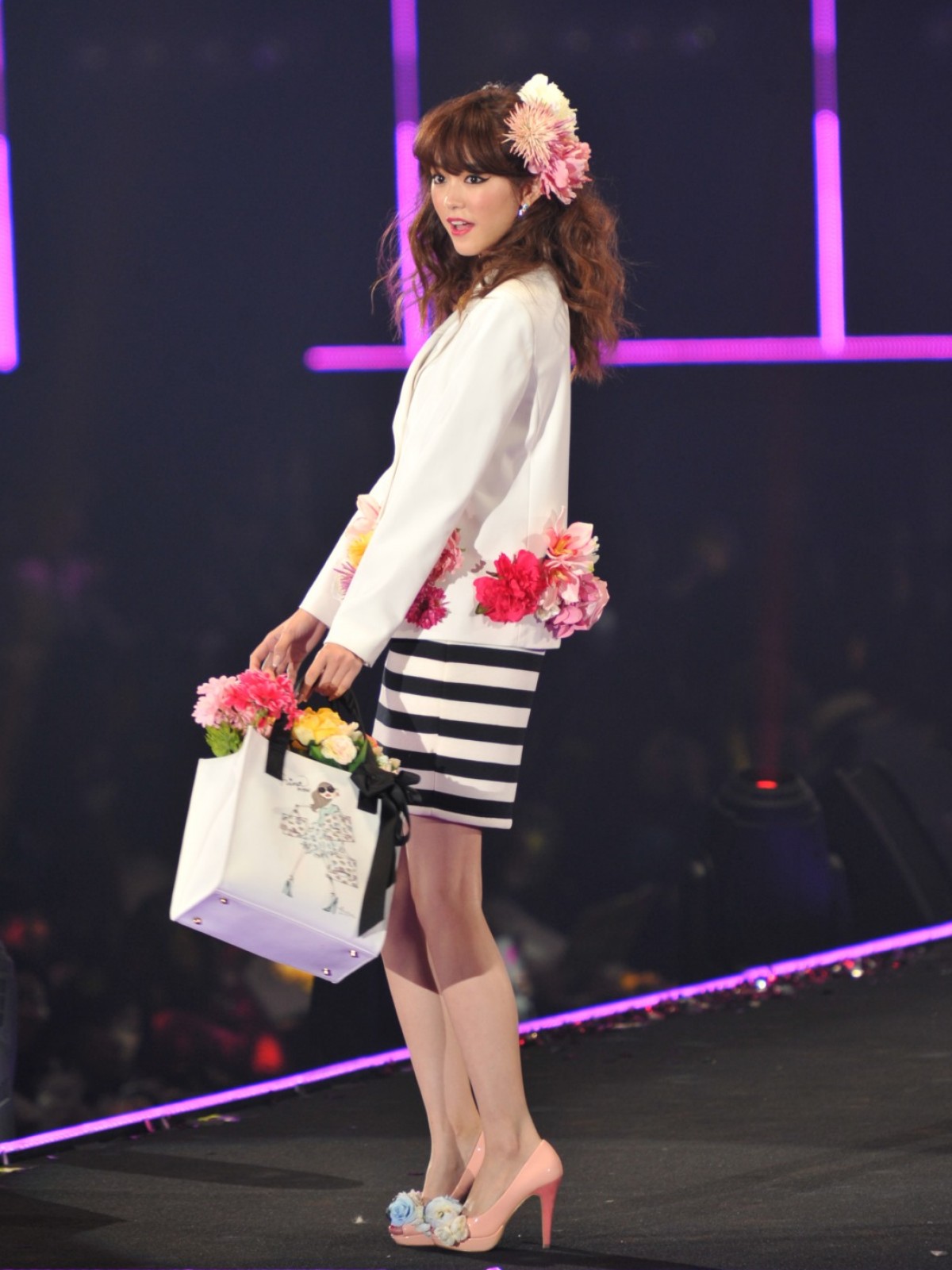 ローラ、デニムワンピ＆白サンダルで夏を演出　＜東京ガールズコレクション2015春夏＞