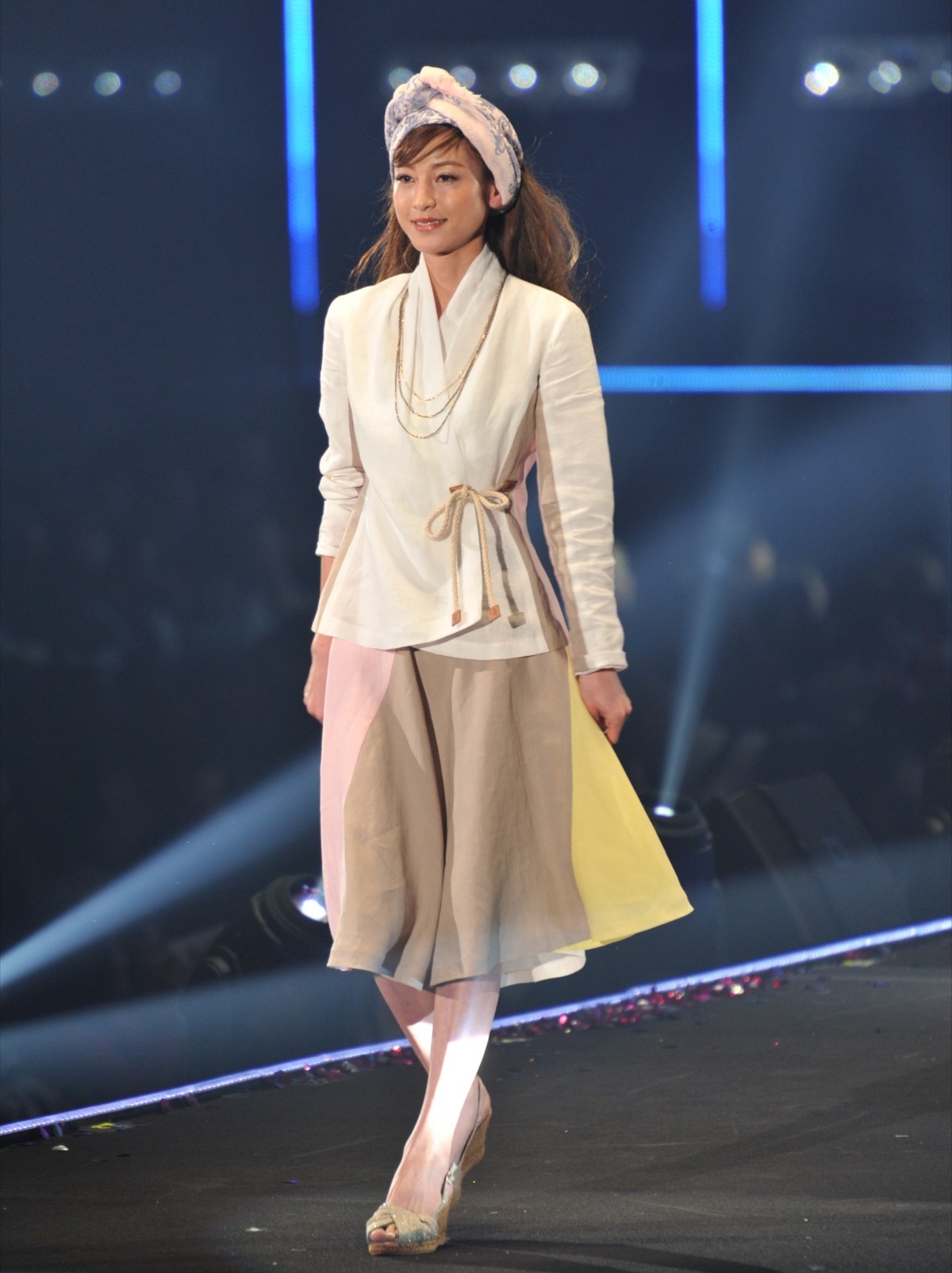 ローラ、デニムワンピ＆白サンダルで夏を演出　＜東京ガールズコレクション2015春夏＞