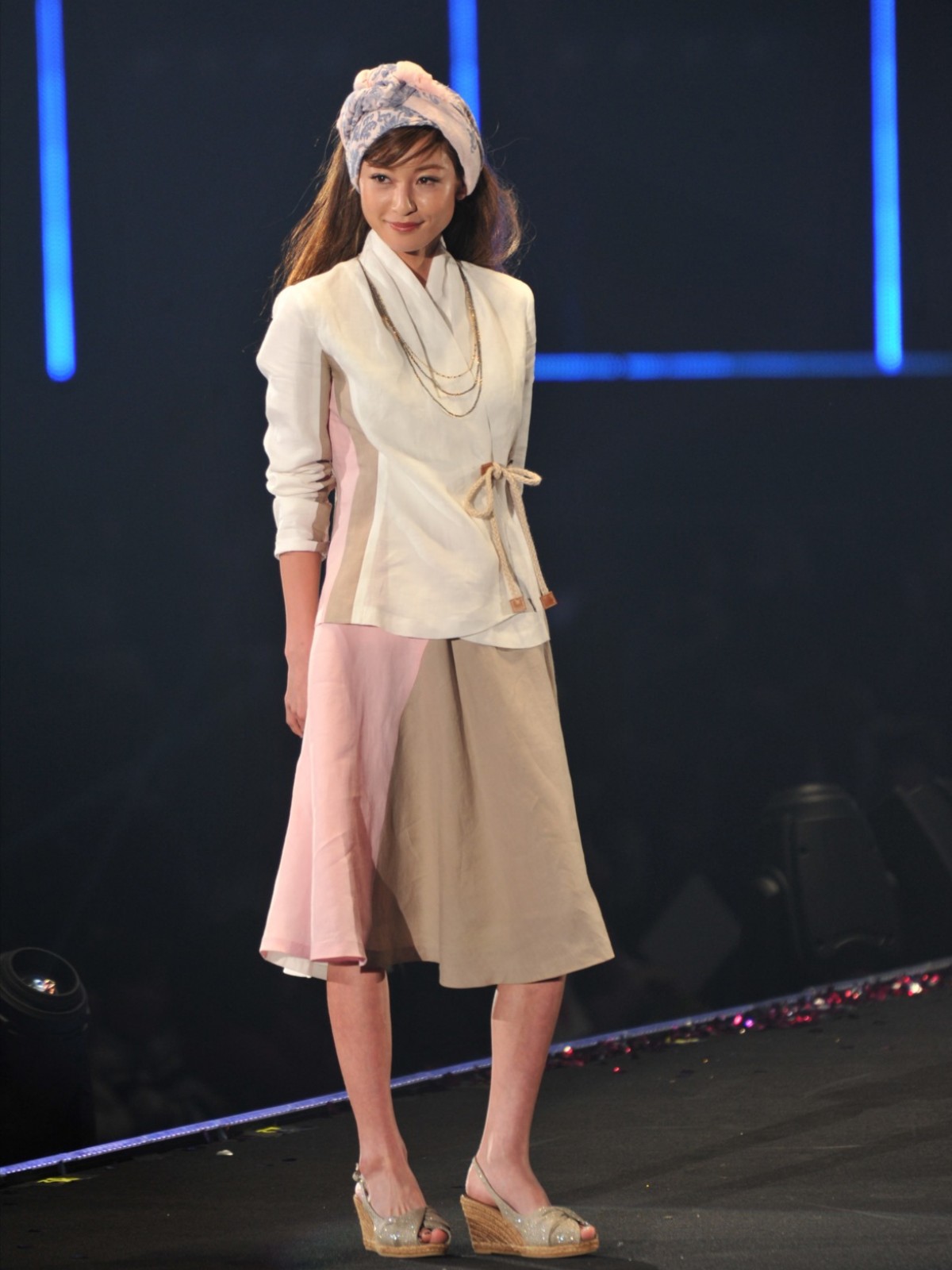 ローラ、デニムワンピ＆白サンダルで夏を演出　＜東京ガールズコレクション2015春夏＞