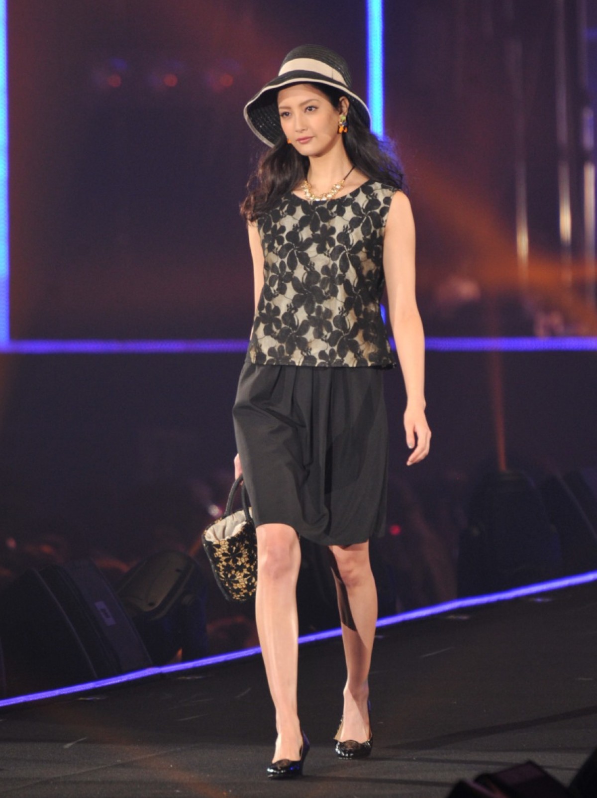 ローラ、デニムワンピ＆白サンダルで夏を演出　＜東京ガールズコレクション2015春夏＞