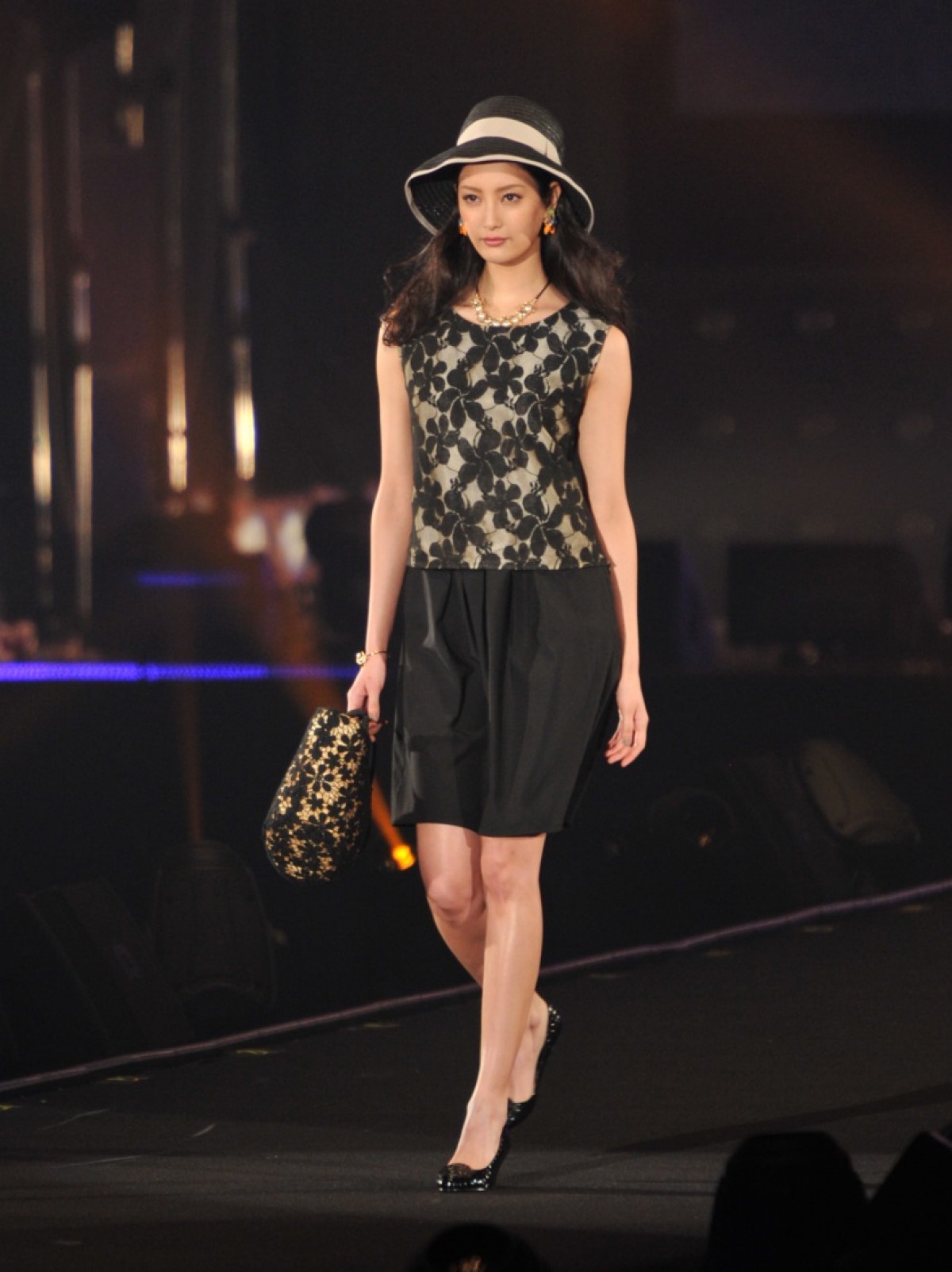 ローラ、デニムワンピ＆白サンダルで夏を演出　＜東京ガールズコレクション2015春夏＞