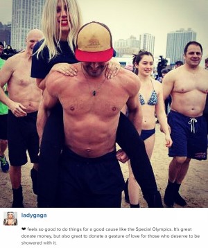 チャリティのため真冬のミシガン湖に入ったレディー・ガガとテイラー・キニー