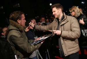 サインを求めるファンに笑顔で応えるニール・ブロムカンプ監督