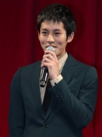 松坂桃李「前貼りは手強いヤツ」ユースケに毛を剃られ"ゲス ...