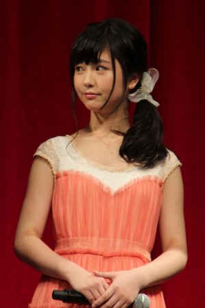 『エイプリルフールズ』完成披露試写会に登壇した浜辺美波