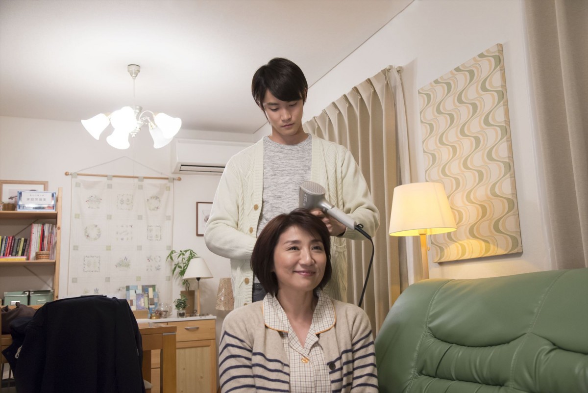 白石隼也、仮面ライダーから美容師に　最新作『鏡の中の笑顔たち』場面写真が解禁