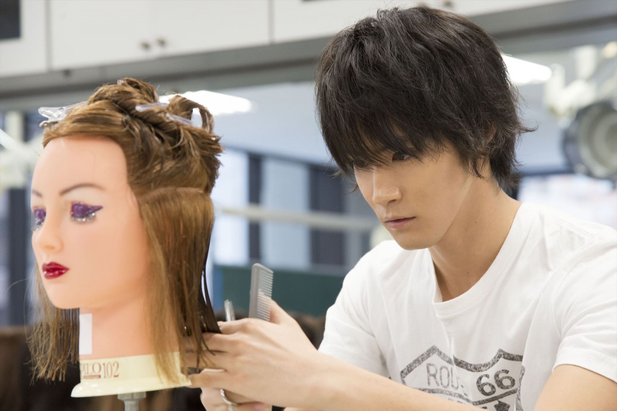 白石隼也、仮面ライダーから美容師に　最新作『鏡の中の笑顔たち』場面写真が解禁