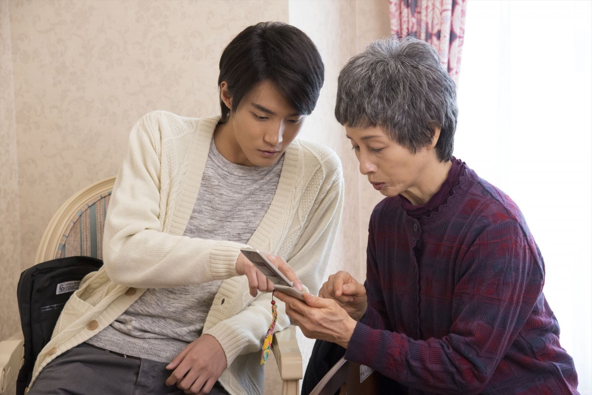 白石隼也、仮面ライダーから美容師に　最新作『鏡の中の笑顔たち』場面写真が解禁