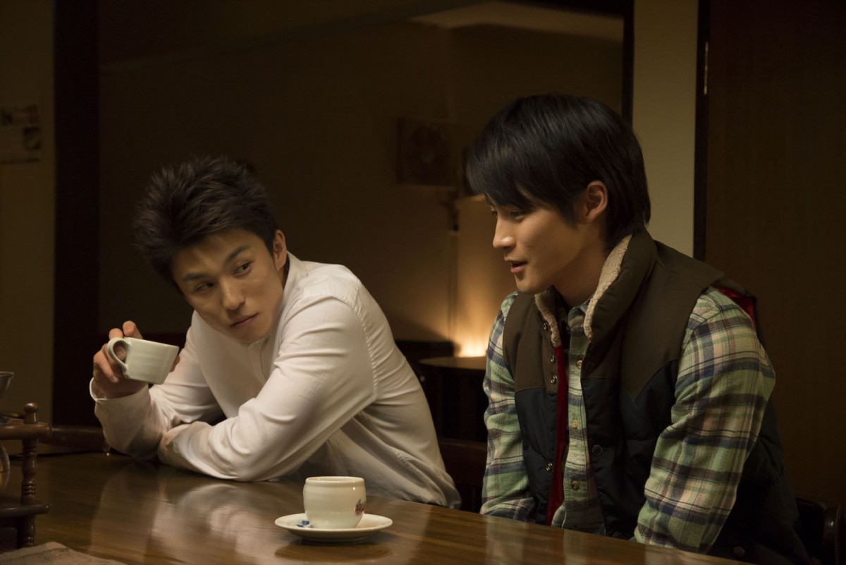 白石隼也、仮面ライダーから美容師に　最新作『鏡の中の笑顔たち』場面写真が解禁