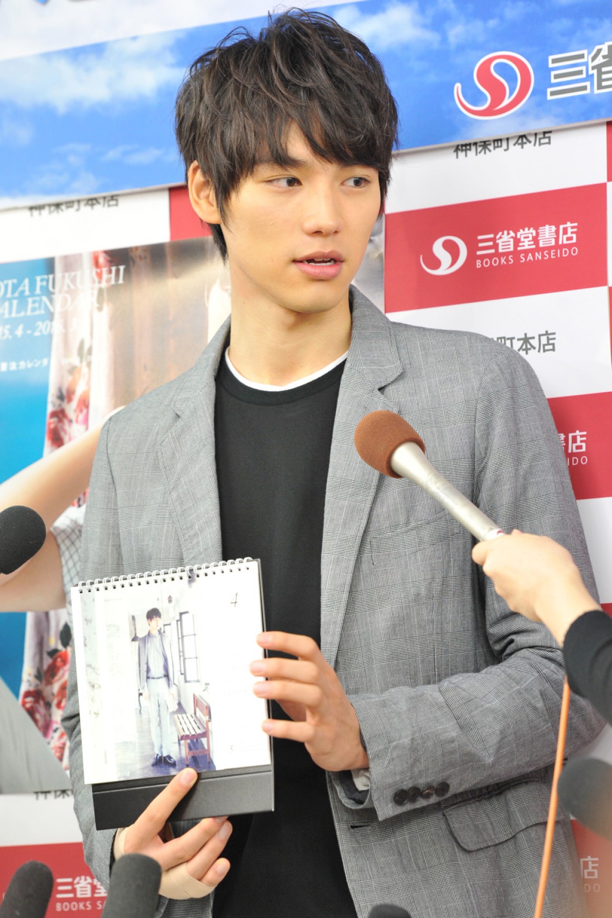 福士蒼汰、右手負傷の理由を明かす「シャドーボクシングをしていたら…」