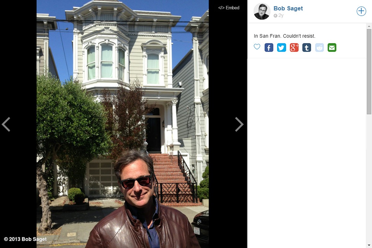 『フルハウス』ジョン・ステイモス、タナー家の前で記念写真