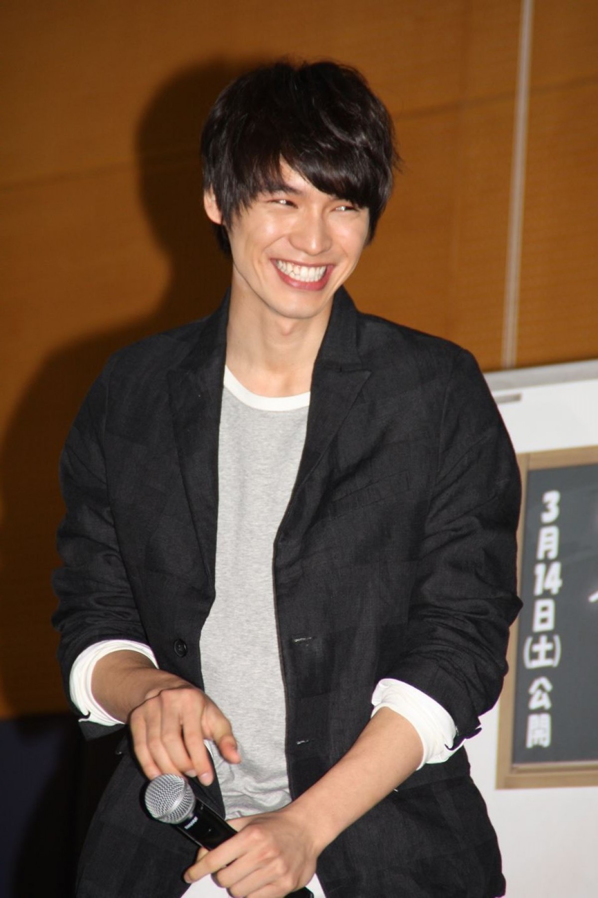 福士蒼汰＆有村架純、女子高登場！　福士からの“バックハグ”に黄色い悲鳴