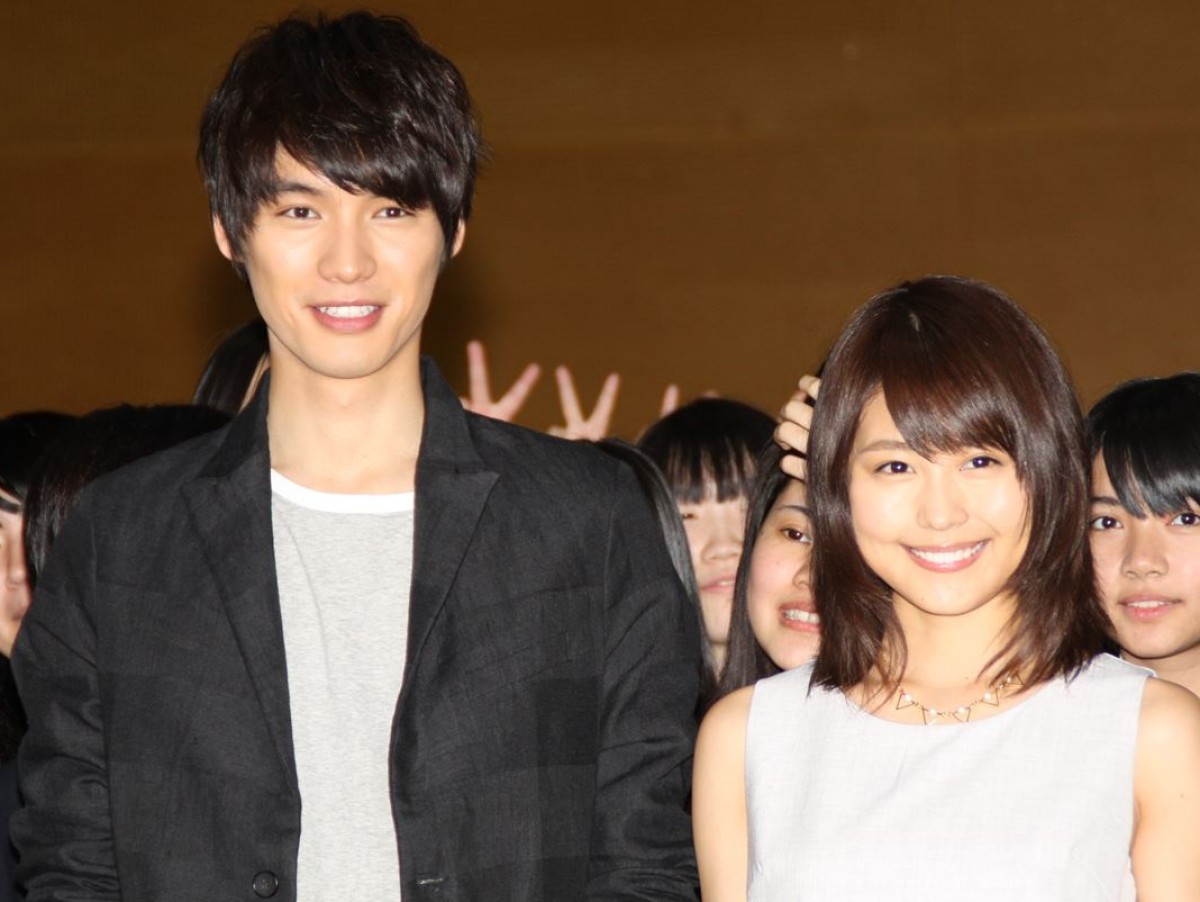 福士蒼汰＆有村架純、女子高登場！　福士からの“バックハグ”に黄色い悲鳴