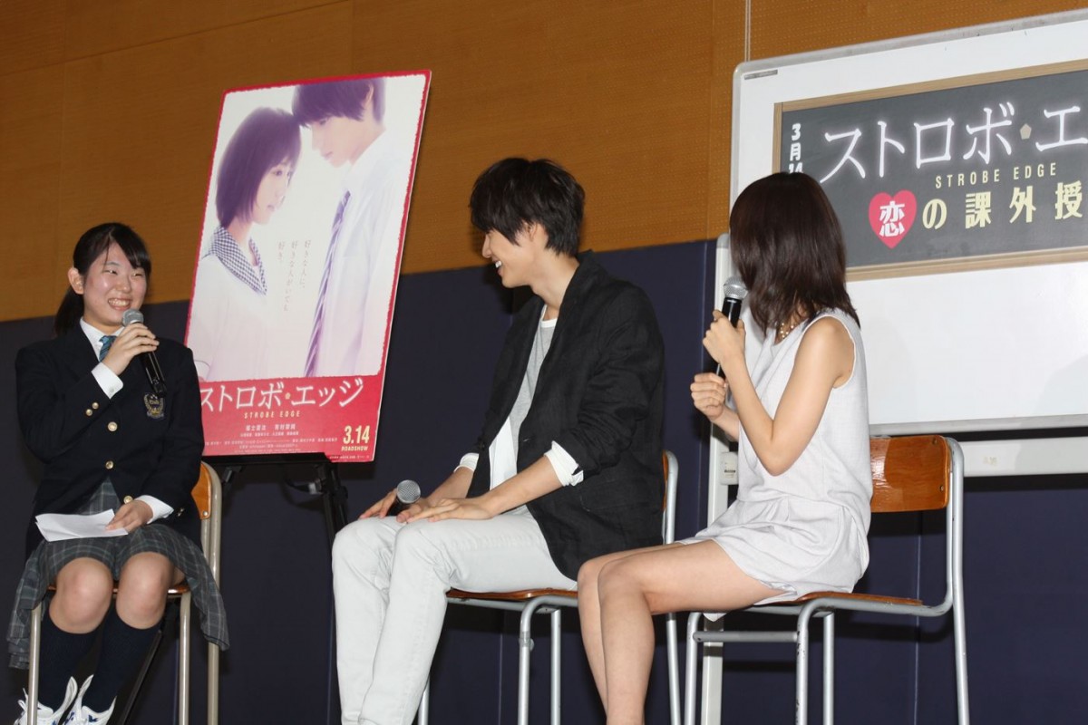福士蒼汰＆有村架純、女子高登場！　福士からの“バックハグ”に黄色い悲鳴