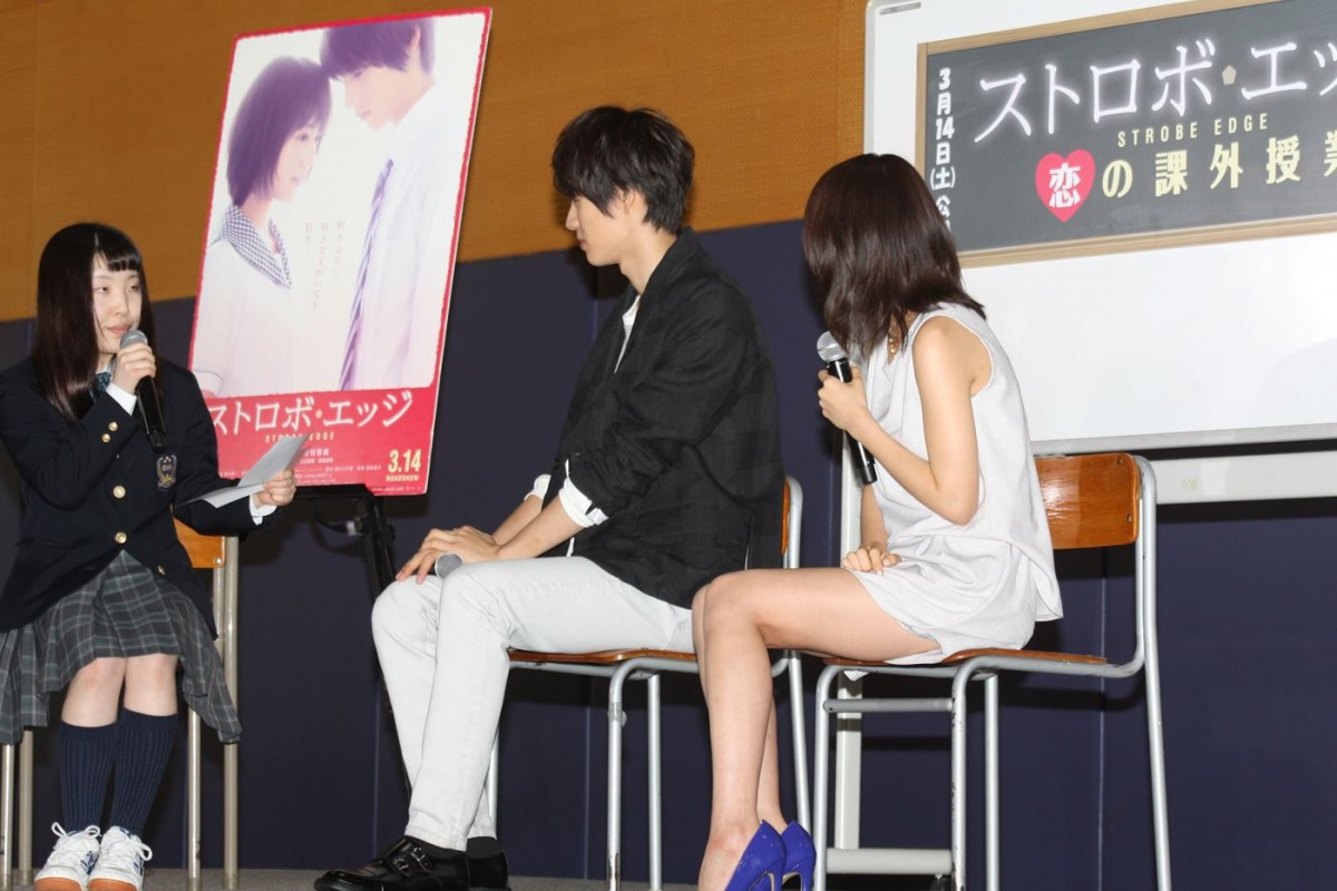 福士蒼汰＆有村架純、女子高登場！　福士からの“バックハグ”に黄色い悲鳴