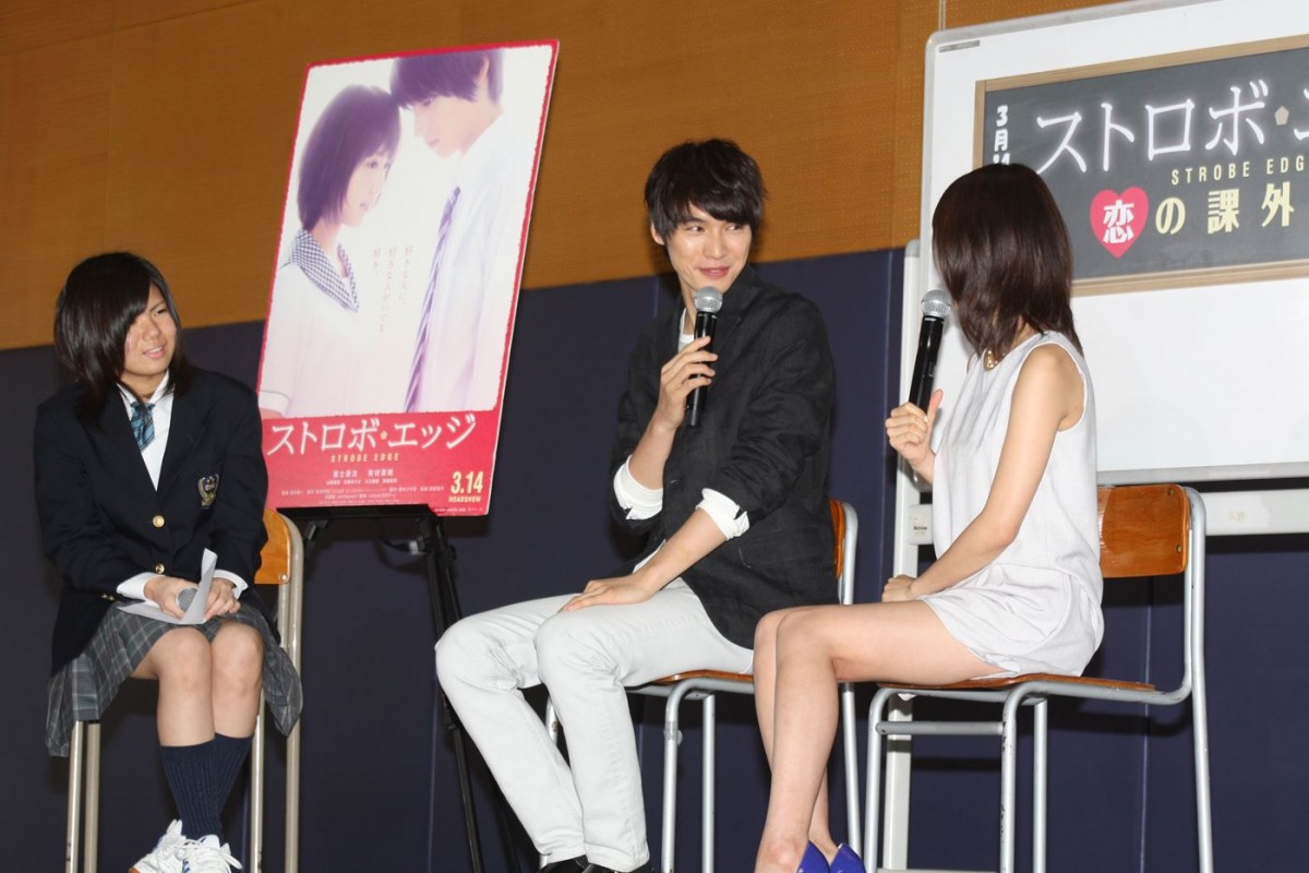 福士蒼汰＆有村架純、女子高登場！　福士からの“バックハグ”に黄色い悲鳴