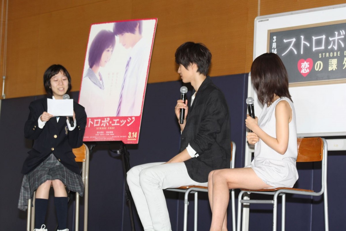 福士蒼汰＆有村架純、女子高登場！　福士からの“バックハグ”に黄色い悲鳴