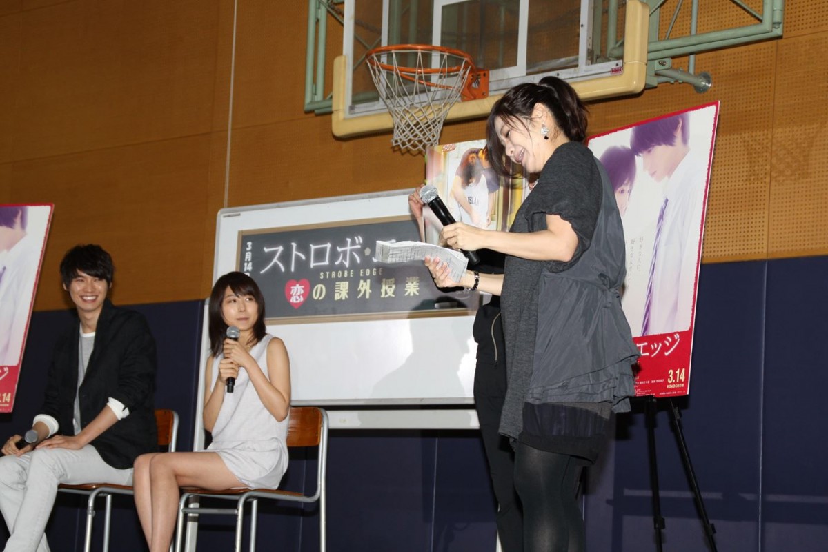 福士蒼汰＆有村架純、女子高登場！　福士からの“バックハグ”に黄色い悲鳴