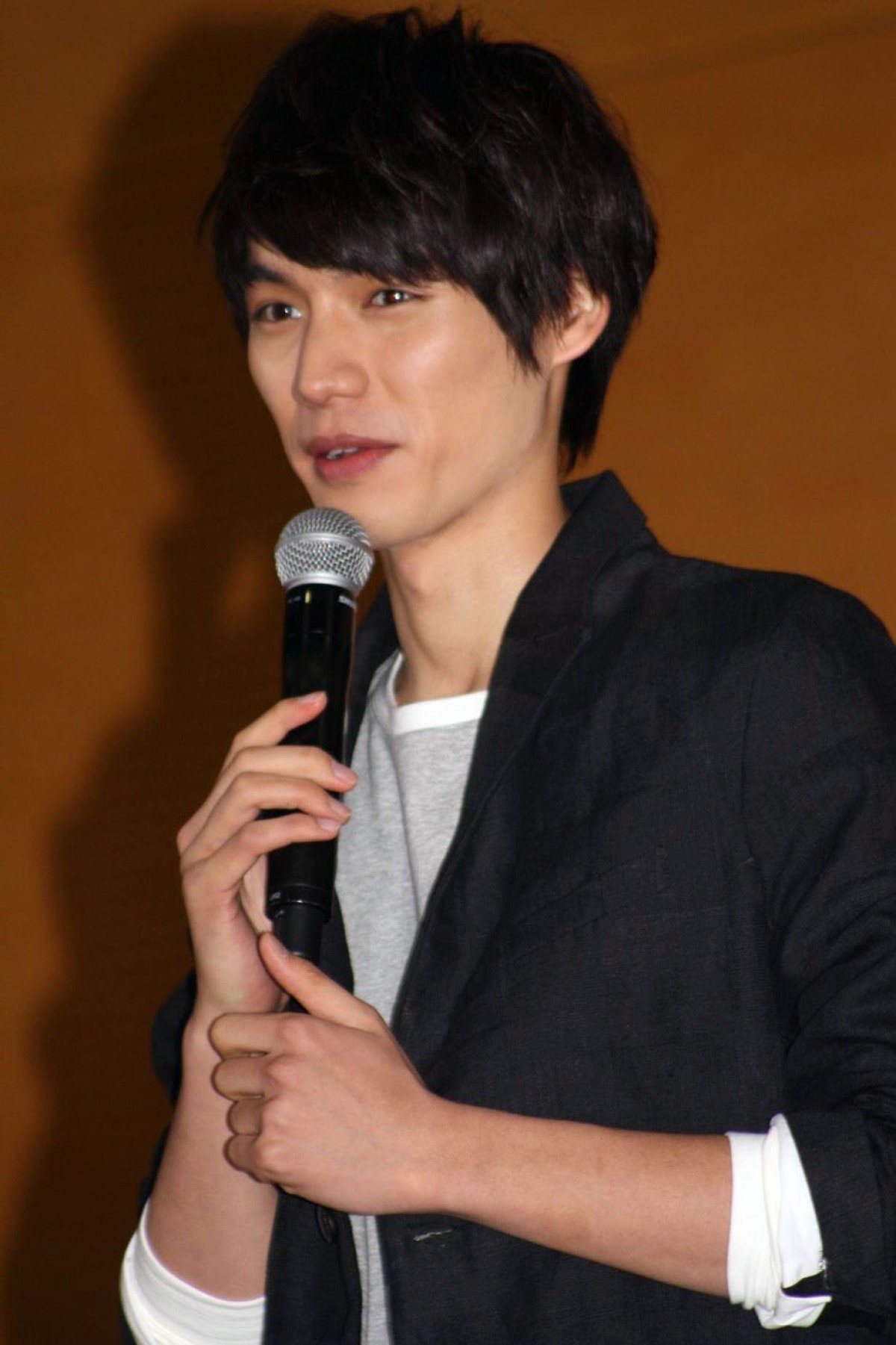 福士蒼汰＆有村架純、女子高登場！　福士からの“バックハグ”に黄色い悲鳴