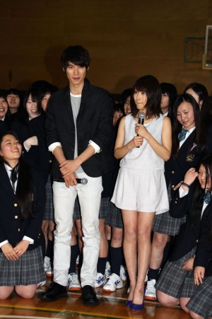 『ストロボ・エッジ』イベントで女子高に登場した福士蒼汰、有村架純