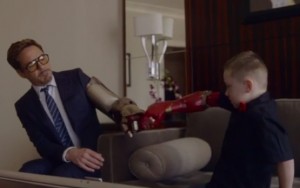 アイアンマン義手を身に着けたアレックス少年とロバート・ダウニー・Jr．