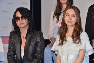 「NHKワールドTV」出演者取材会に出席したHYDEとMay J.