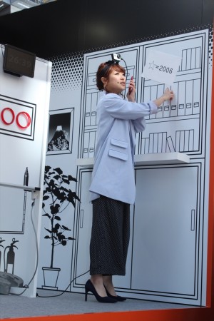 『auからの挑戦状「コール研究所の謎を解明せよ」』イベントに登場した鈴木奈々