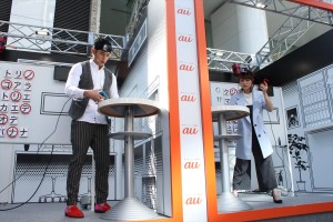 『auからの挑戦状「コール研究所の謎を解明せよ」』イベントに登場した小島よしお、鈴木奈々