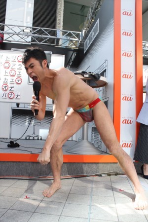 『auからの挑戦状「コール研究所の謎を解明せよ」』イベントに登場した小島よしお