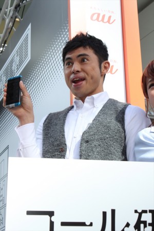 『auからの挑戦状「コール研究所の謎を解明せよ」』イベントに登場した小島よしお