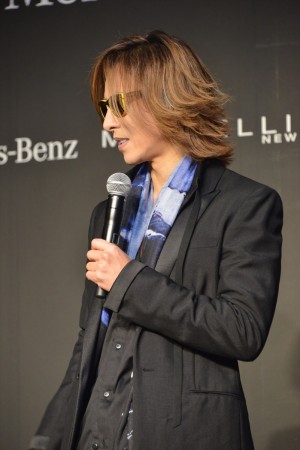 “「Mercedes‐Benz Fashion Week TOKYO」2015‐16　秋冬”オープニングイベントに登場したYOSHIKI