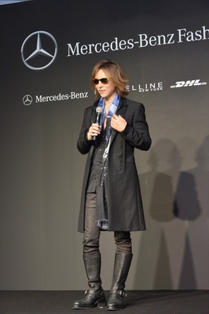 “「Mercedes‐Benz Fashion Week TOKYO」2015‐16　秋冬”オープニングイベントに登場したYOSHIKI