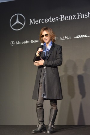 “「Mercedes‐Benz Fashion Week TOKYO」2015‐16　秋冬”オープニングイベントに登場したYOSHIKI