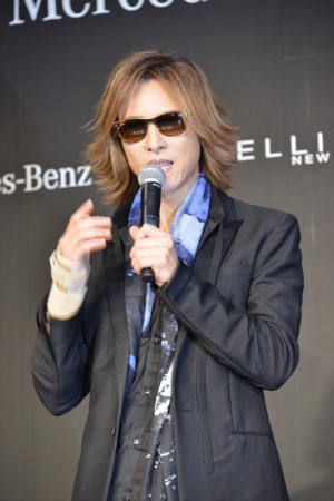 “「Mercedes‐Benz Fashion Week TOKYO」2015‐16　秋冬”オープニングイベントに登場したYOSHIKI