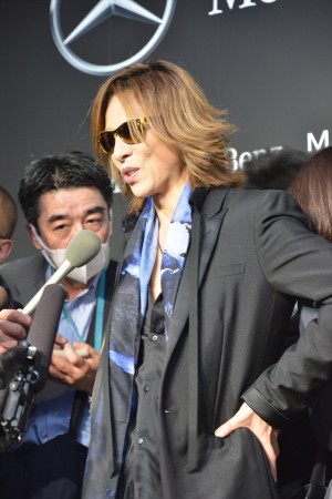 “「Mercedes‐Benz Fashion Week TOKYO」2015‐16　秋冬”オープニングイベントに登場したYOSHIKI