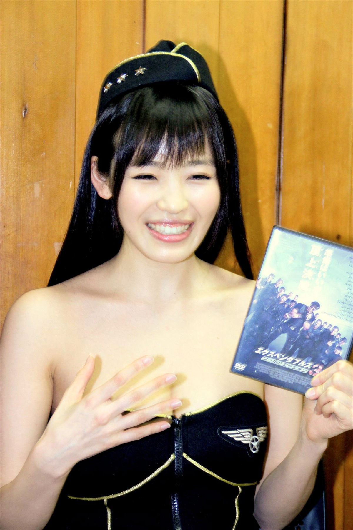 倉持由香、J・ステイサムに守ってもらいたい!? 『エクスペンダブルズ3』をセクシーPR