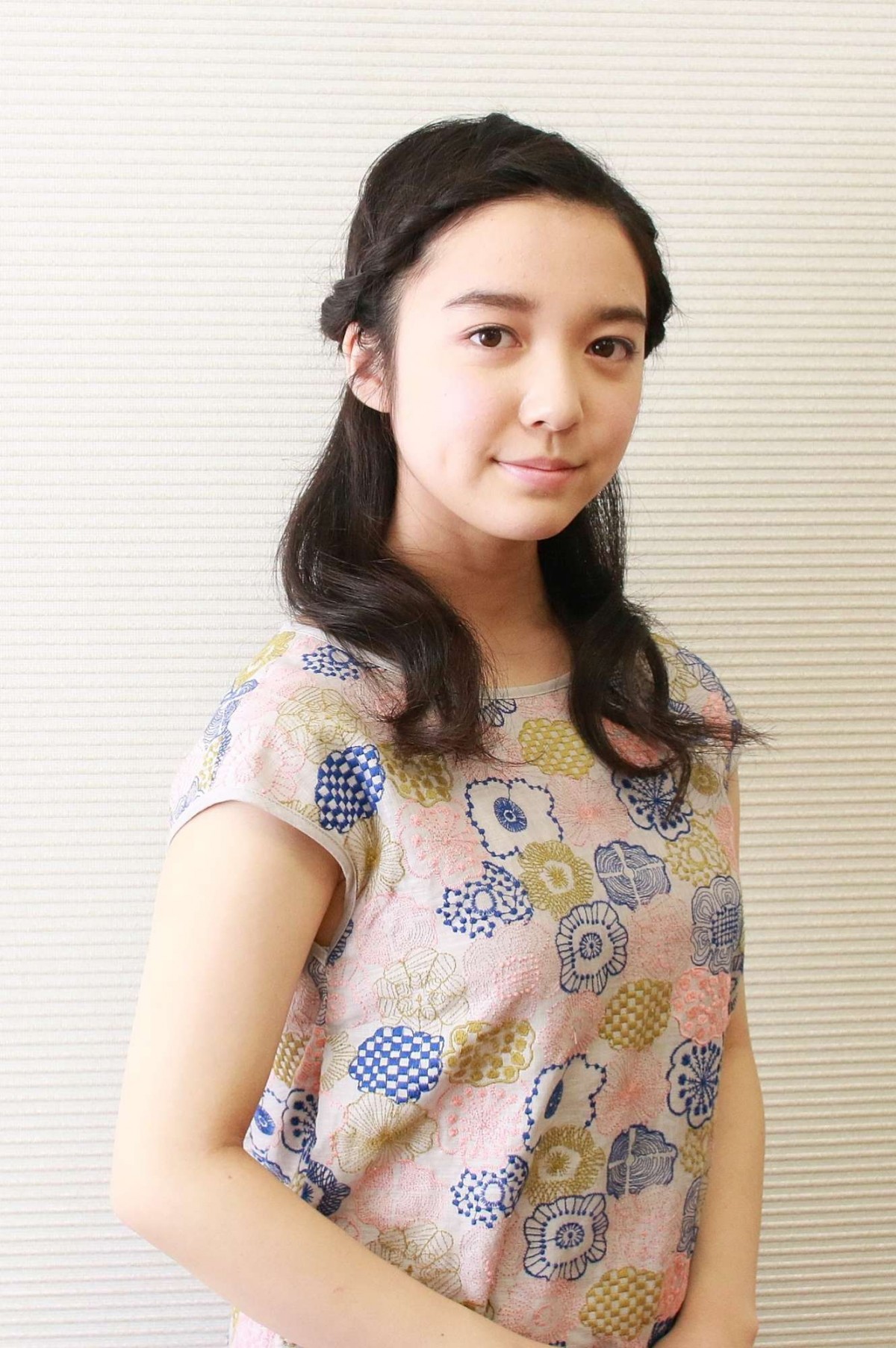 『舞妓はレディ』上白石萌音インタビュー (メイク:スズキミナコ/スタイリスト:兼子潤子/ワンピース「Sally Scott/ニューヨーカー」)