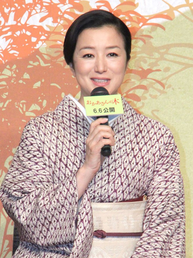 映画『おかあさんの木』で出征兵士の母親役を演じた、鈴木京香