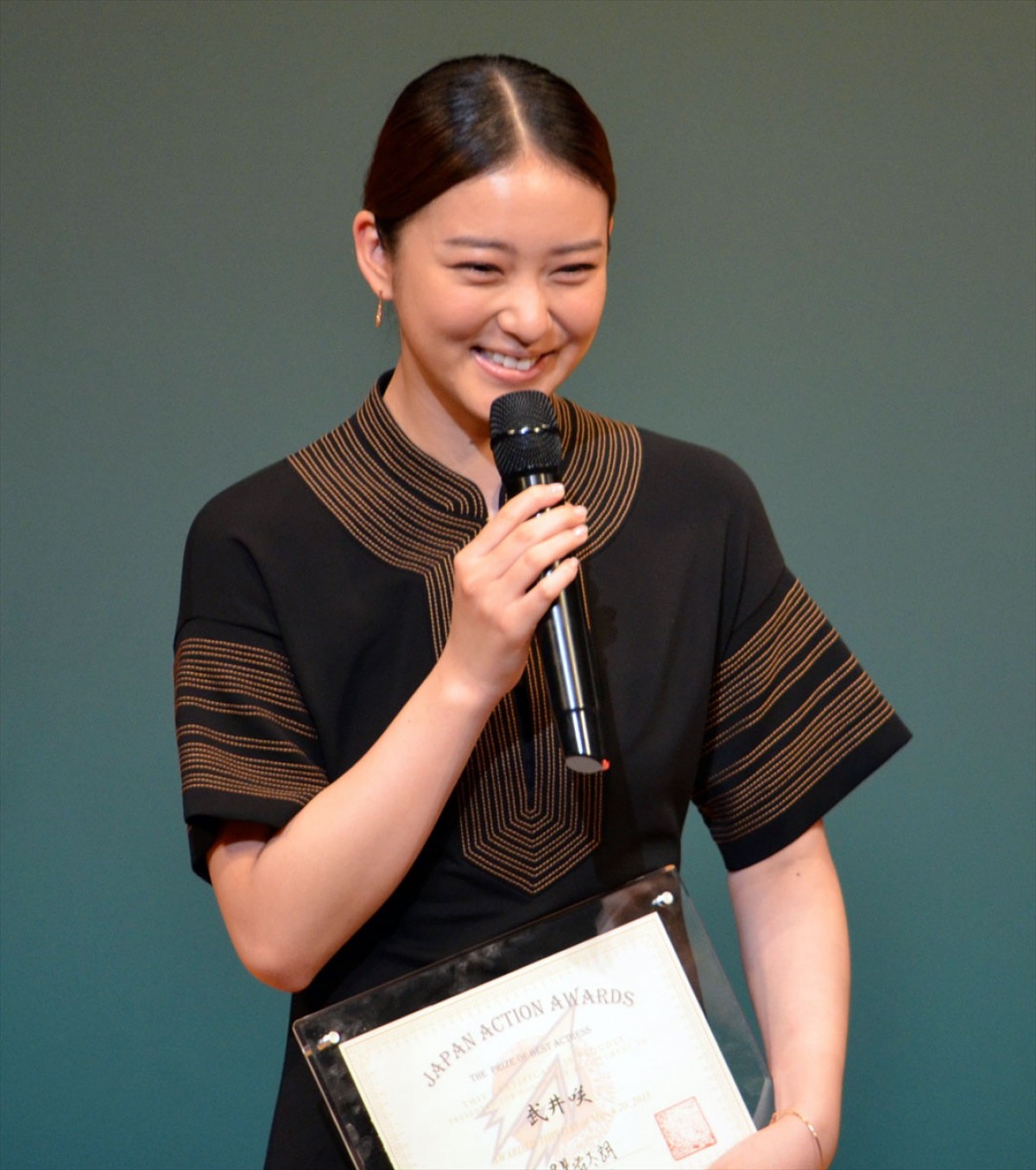 『るろ剣』武井咲、ベストアクション女優賞を受賞！佐藤健に「イェーイ！と伝えたい」