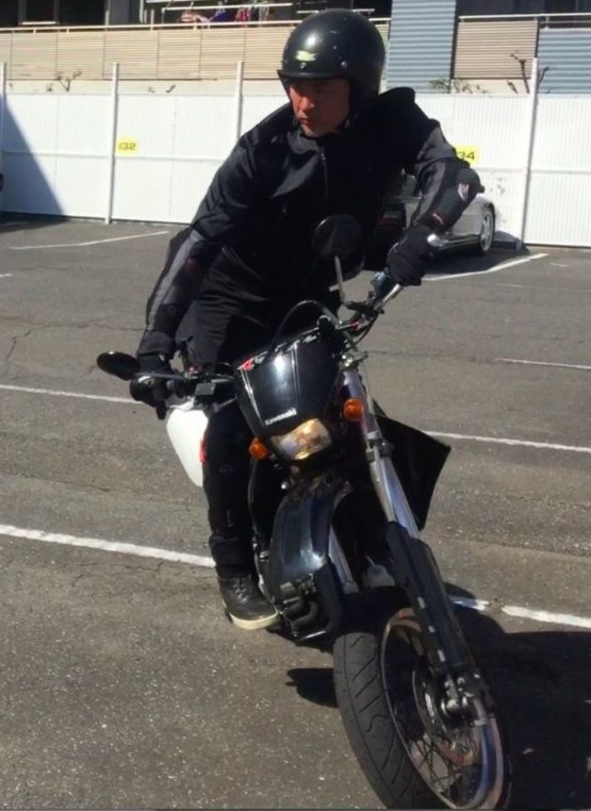 吉川晃司、映画『あぶない刑事』に敵役で出演！バイク練習の負傷にも「心配は無用」