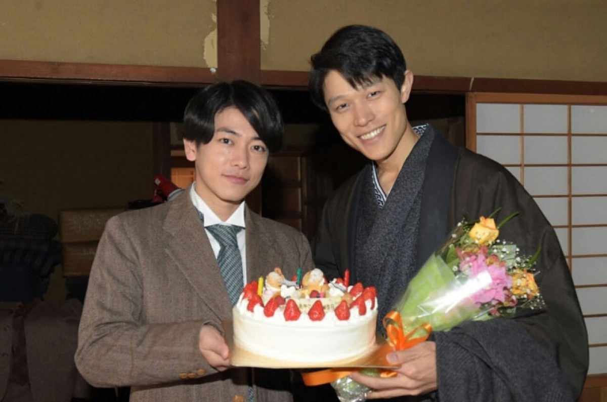 鈴木亮平、“最愛の弟”佐藤健と2ショット　『天皇の料理番』現場で誕生日サプライズ