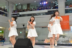 カントリー・ガールズ デビューシングル発売記念イベントの様子