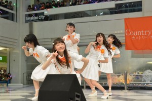 カントリー・ガールズ デビューシングル発売記念イベントの様子