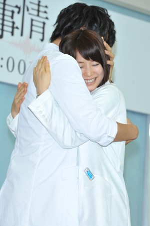 『医師たちの恋愛事情』記者会見に登場した斎藤工、石田ゆり子