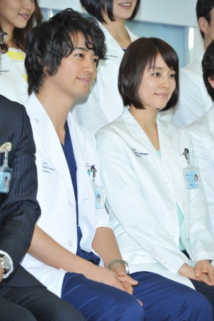 『医師たちの恋愛事情』記者会見に登場した斎藤工、石田ゆり子