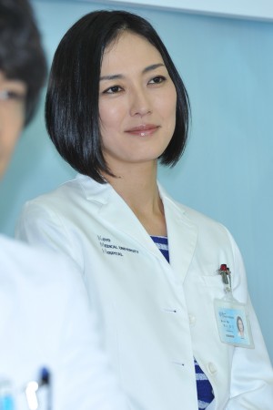 『医師たちの恋愛事情』記者会見に登場した板谷由夏